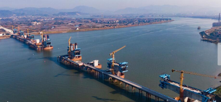 浙江金華蘭江特大橋進入上部梁體施工