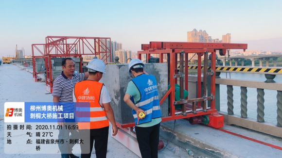 高鐵橋梁吊籃施工的圖片