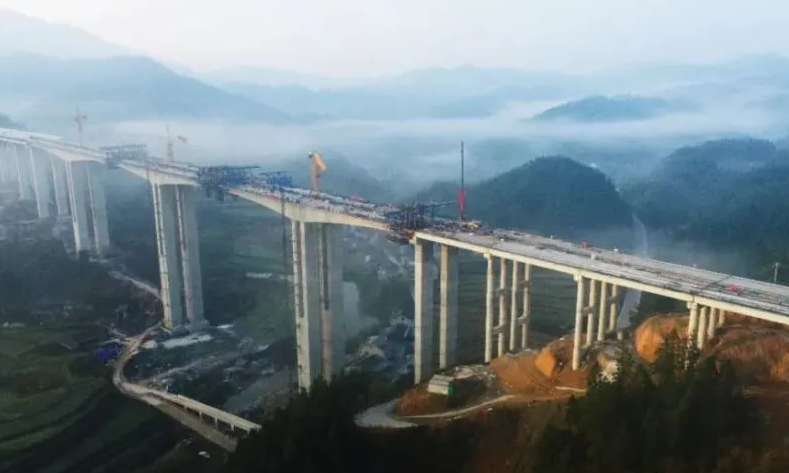 芷銅高速公路拖沖特大橋順利合龍