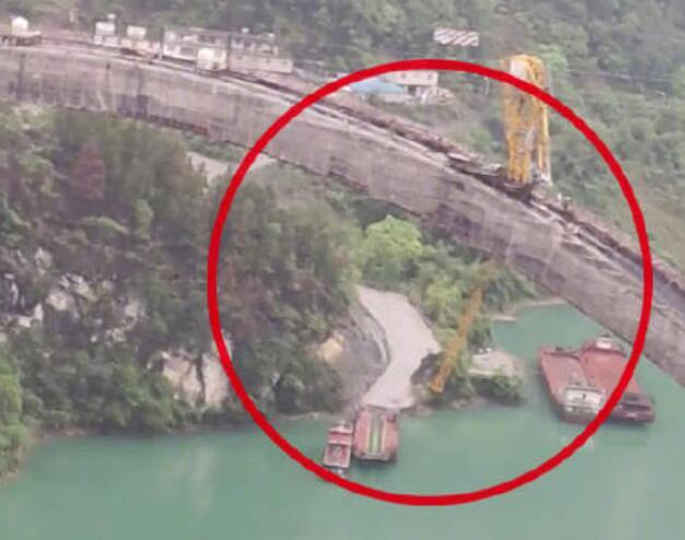重慶一在建大橋塔吊被撞斷
